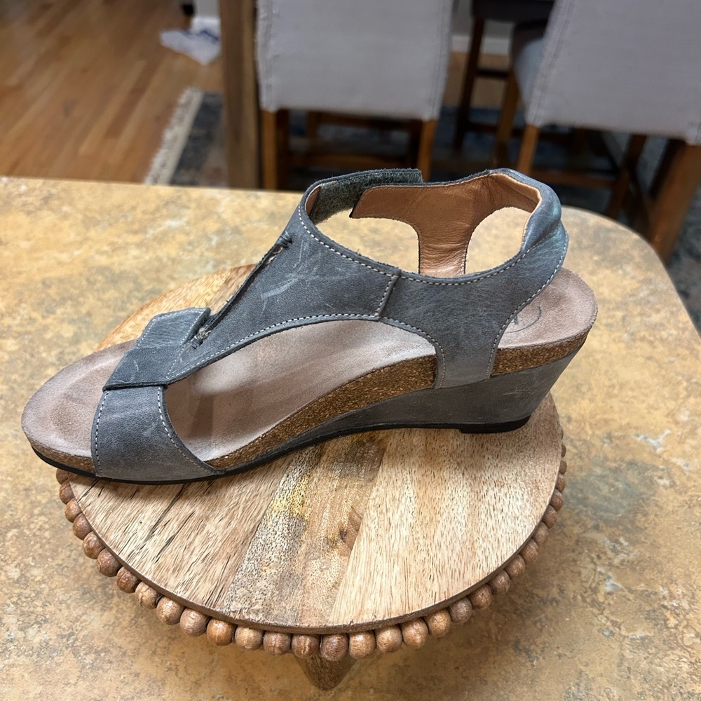 Taos Footwear Gray Leather T-Strap Sandals - Picture 7 of 12